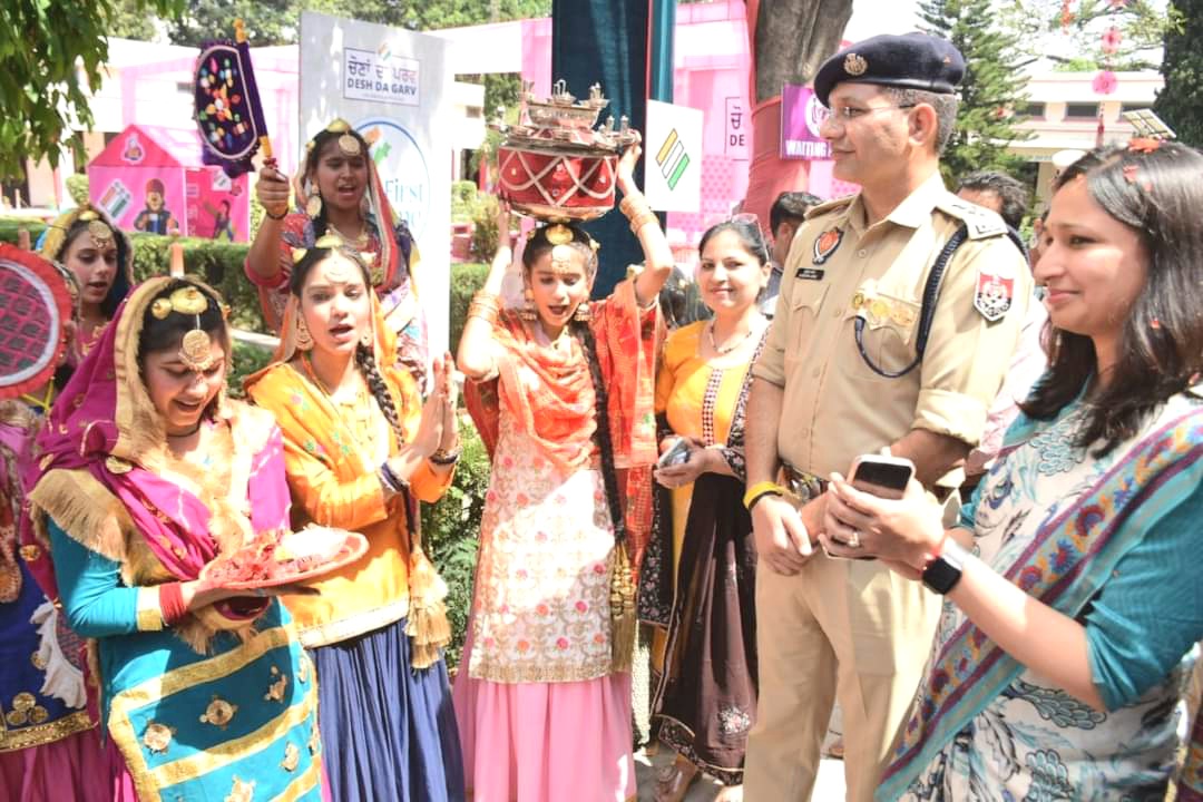 पंजाब की विरासत की झलक दिखाता आदर्श मतदान केंद्र बना आकर्षण का केंद्र